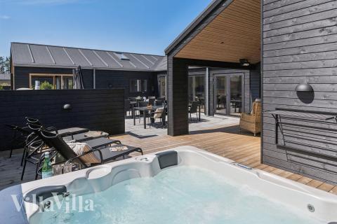 Njut av spabadets värme i lyxstuga nr 656 i Nordjylland