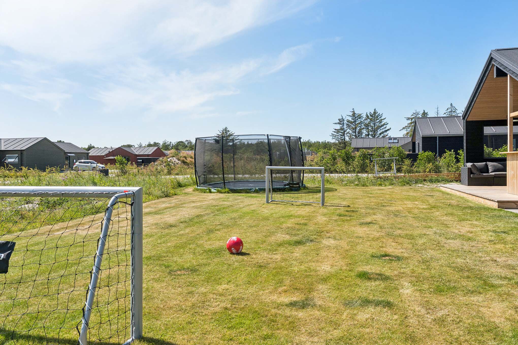 Till den trevliga sommarstugan nr 656 i Nordjylland erbjuds en mängd utomhusaktiviteter, t.ex. lektorn och gungor