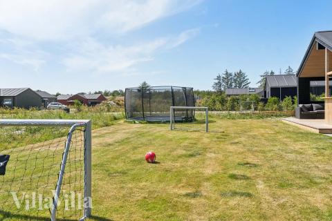 Till den trevliga sommarstugan nr 656 i Nordjylland erbjuds en mängd utomhusaktiviteter, t.ex. lektorn och gungor