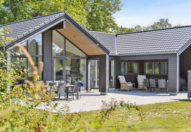 Den praktfulla poolstugan nr 644 med plats för 14 personer ligger i Lolland/Falster/Møn