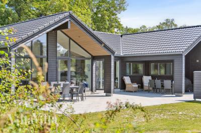 Den praktfulla poolstugan nr 644 med plats för 14 personer ligger i Lolland/Falster/Møn
