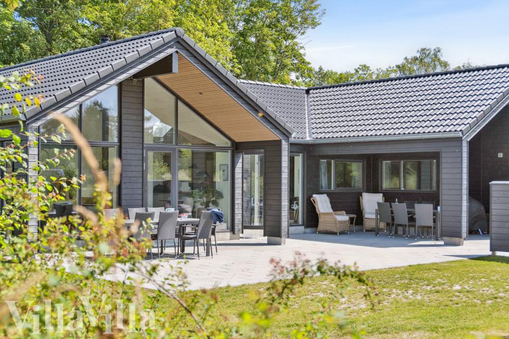 Den praktfulla poolstugan nr 644 med plats för 14 personer ligger i Lolland/Falster/Møn