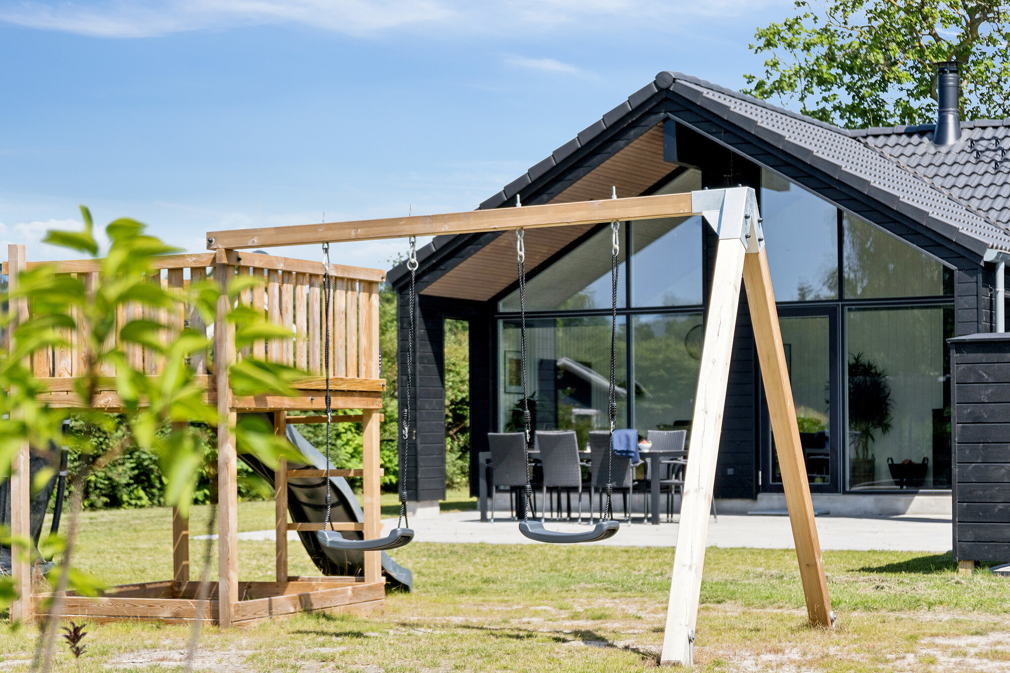 Till den trevliga sommarstugan nr 644 i Lolland/Falster/Møn erbjuds en mängd utomhusaktiviteter, t.ex. lektorn och gungor