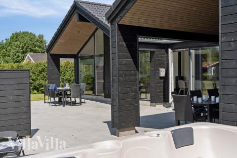 Lyxstuga nr 644 har en härlig terrass med sköna trädgårdsmöbler för 14 personer.