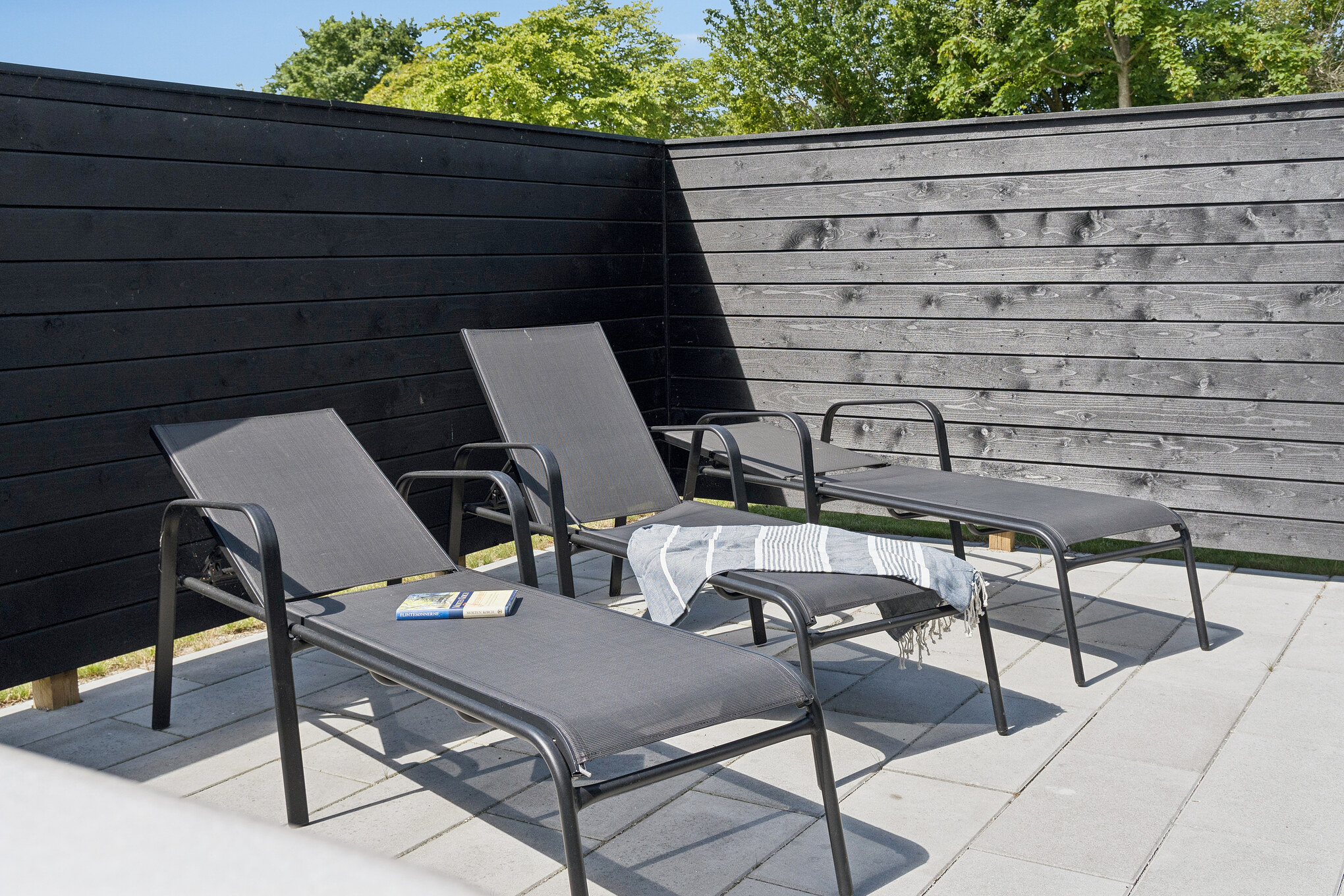 Njut av en grillkväll på terrassen i lyxstuga nr 644 i Lolland/Falster/Møn