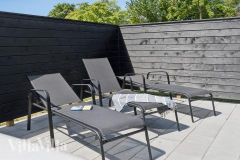 Njut av en grillkväll på terrassen i lyxstuga nr 644 i Lolland/Falster/Møn