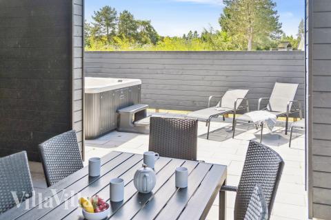 På terrassen i sommarhus nr 644 finns det plats för upp till 14 gäster.