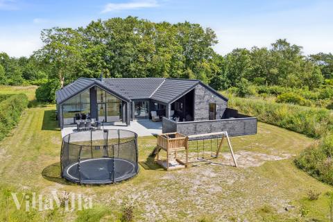 Den tjusiga sommarstugan nr 644 med gott om plats för upp till 14 personer