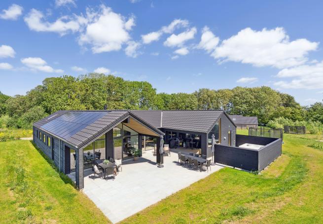 Den praktfulla poolstugan nr 663 med plats för 18 personer ligger i Sydjylland