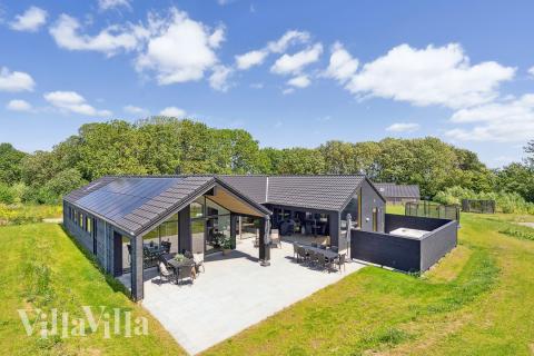 Den praktfulla poolstugan nr 663 med plats för 18 personer ligger i Sydjylland