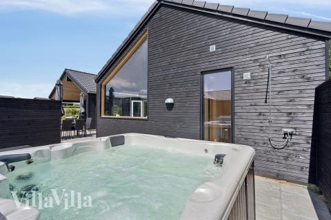 Njut av spabadets värme i lyxstuga nr 663 i Sydjylland