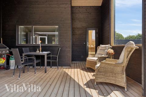Njut av en grillkväll på terrassen i lyxstuga nr 663 i Sydjylland
