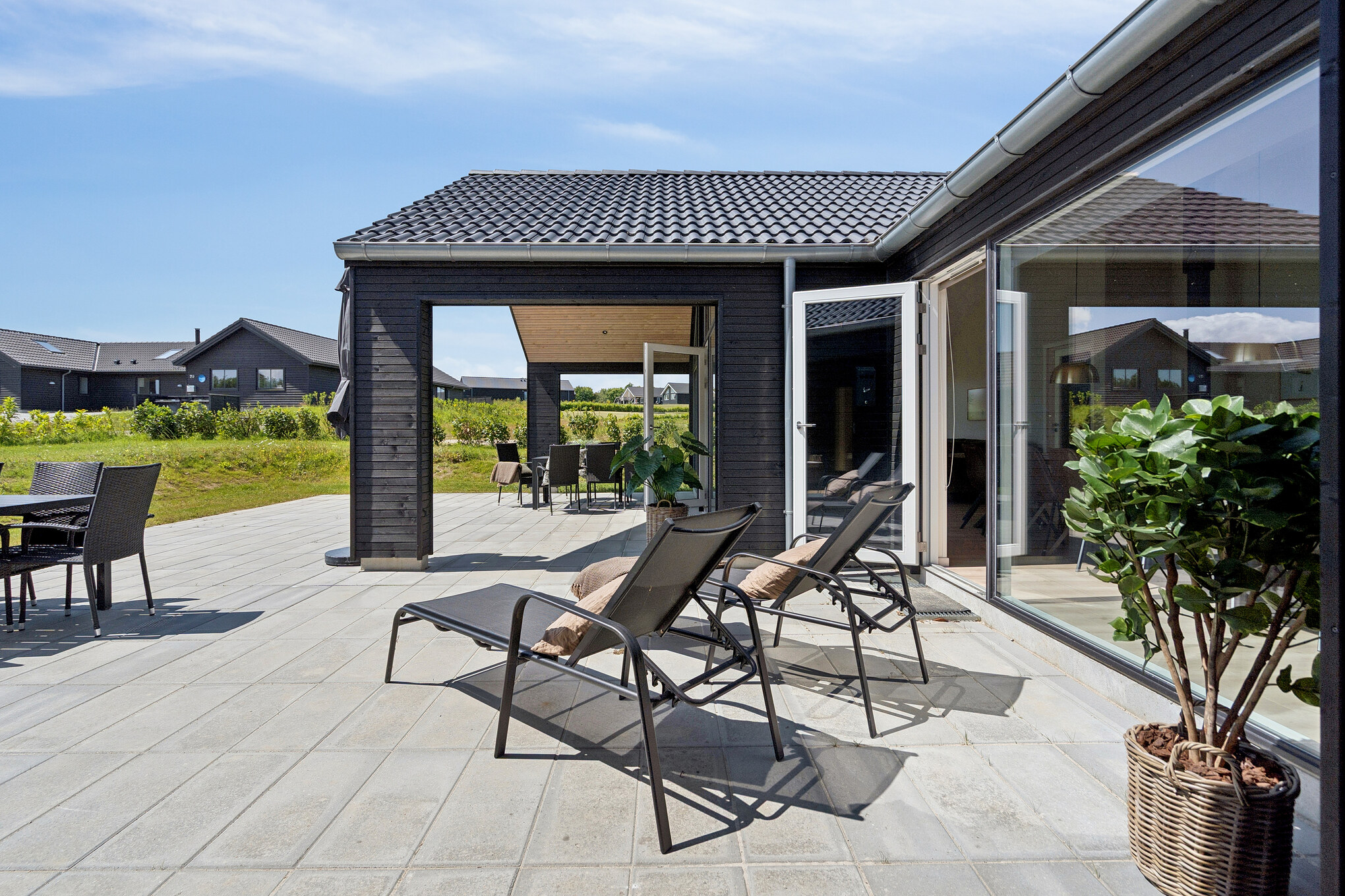 På terrassen i sommarhus nr 663 finns det plats för upp till 18 gäster.