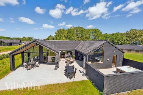 Den tjusiga sommarstugan nr 663 med gott om plats för upp till 18 personer