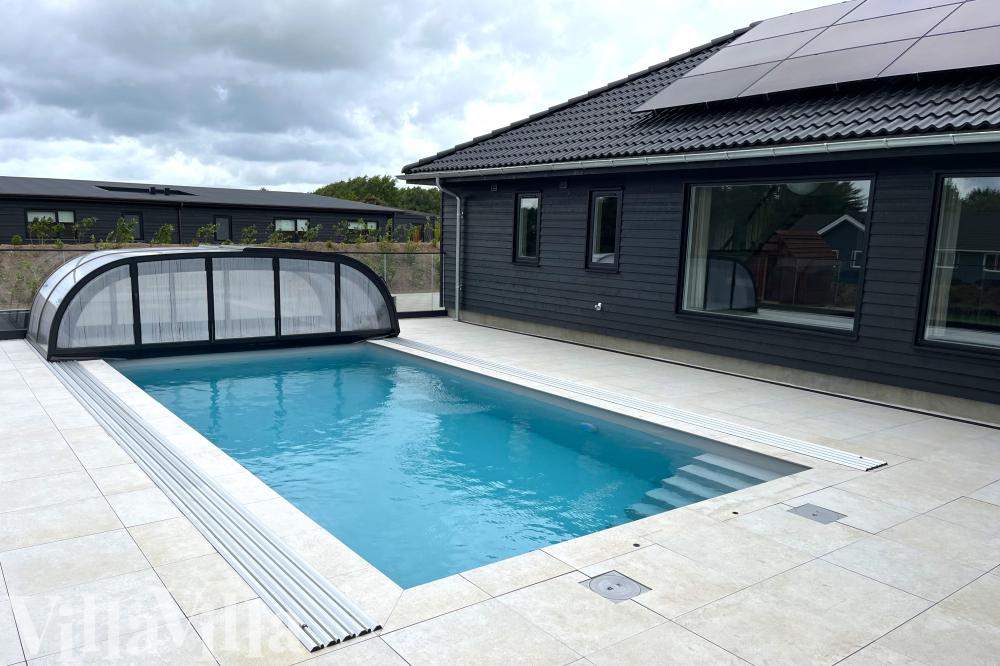 Sommarstuga 686 är inredd med en smakfull poolavdelning som har vattenrutschbana, ett stort inbyggt spapad och bastu