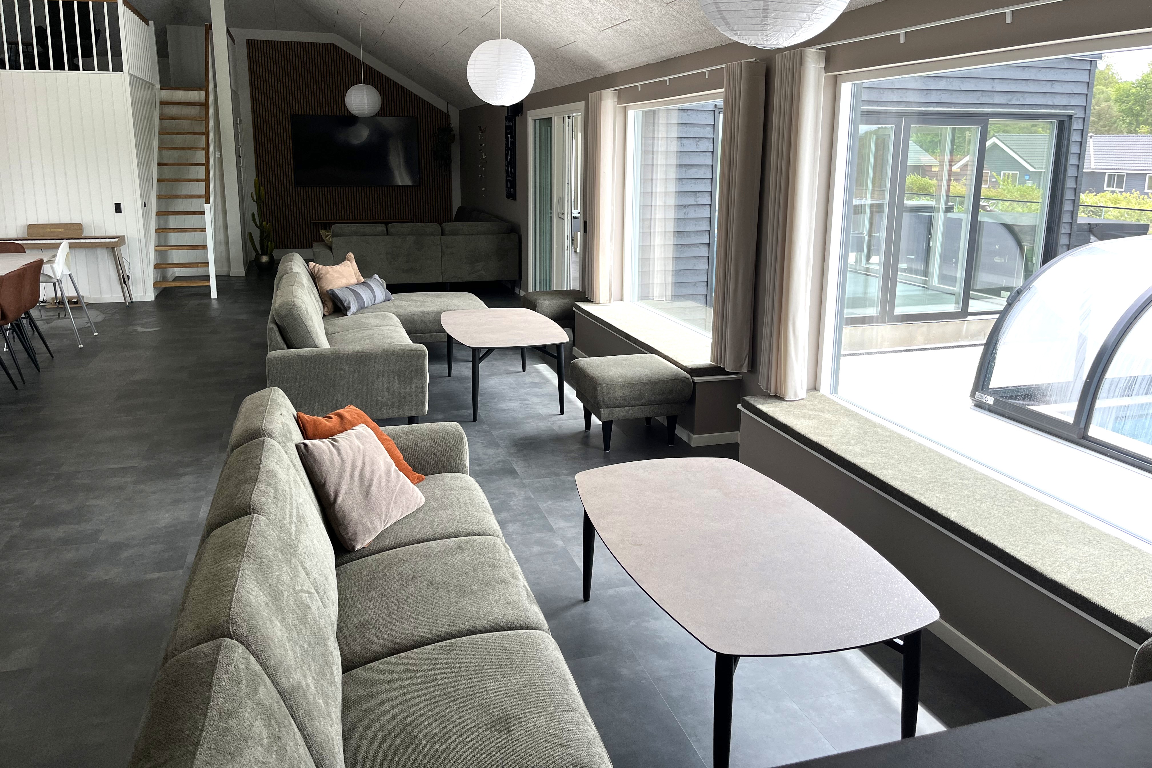 Det stora ljusa vardagsrummet i lyxstuga nr 686 för 36.