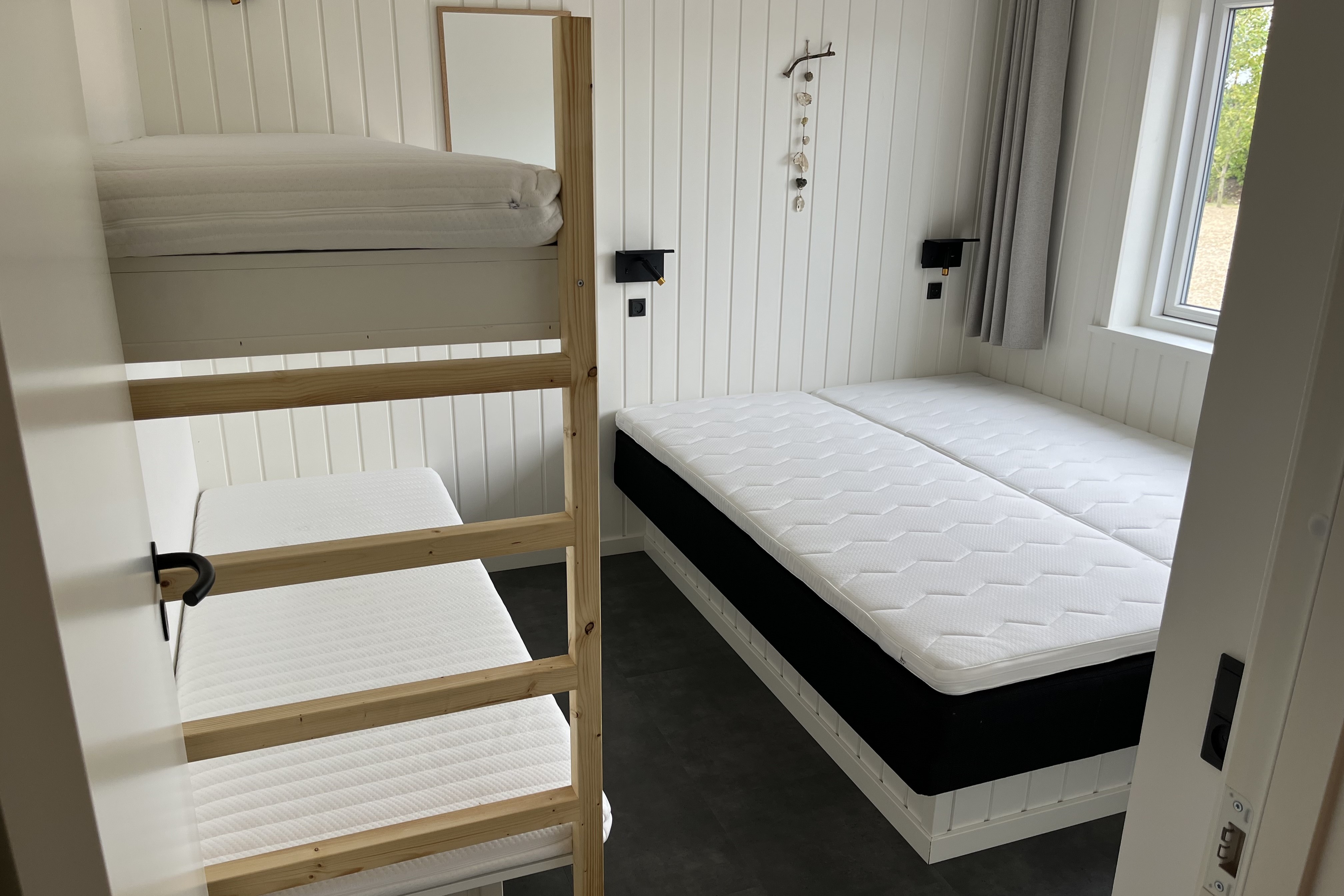 Ett av de 10 utmärkta sovrummen i lyxstuga nr 686 i Limfjorden.