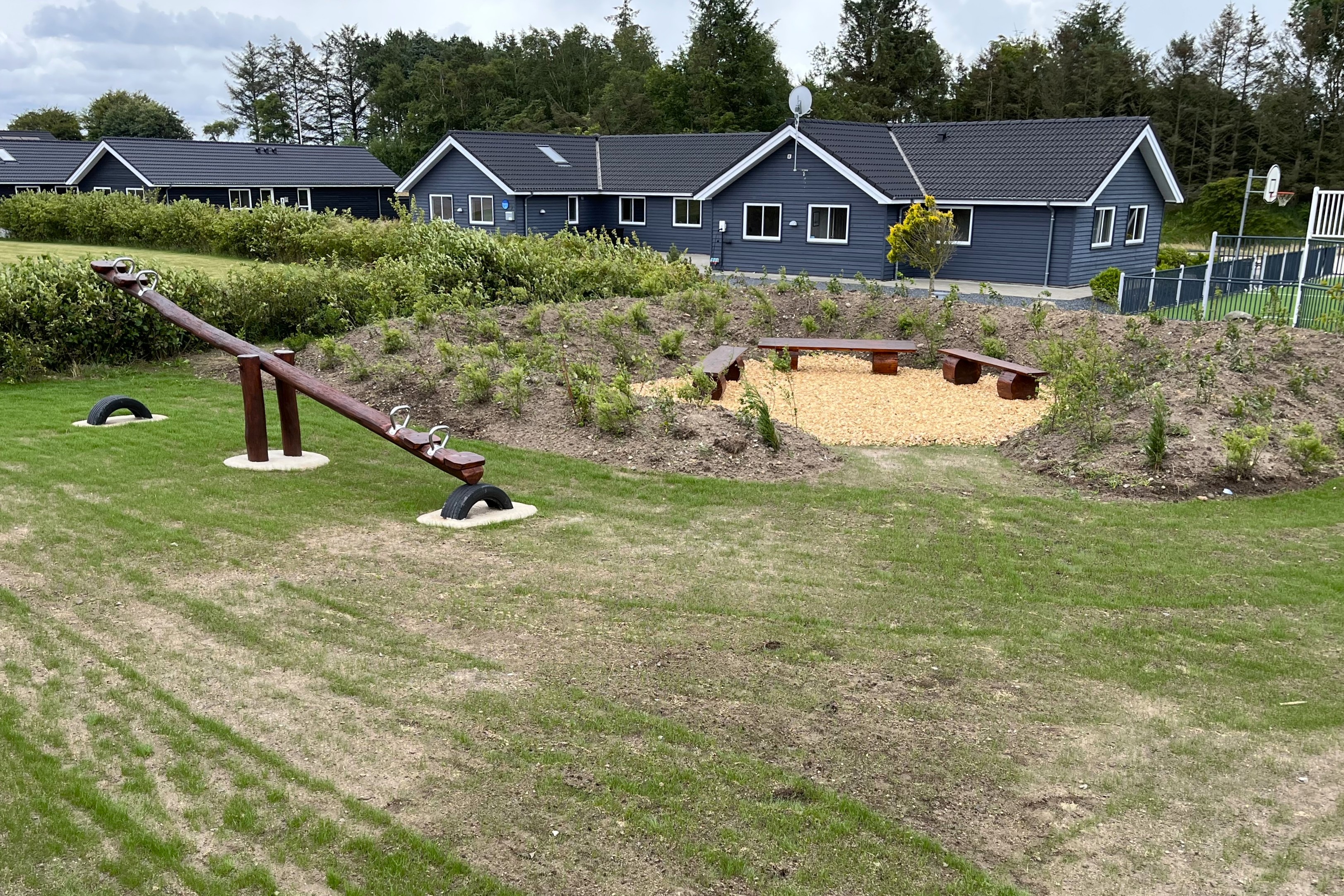 Till den trevliga sommarstugan nr 686 i Limfjorden erbjuds en mängd utomhusaktiviteter, t.ex. lektorn och gungor