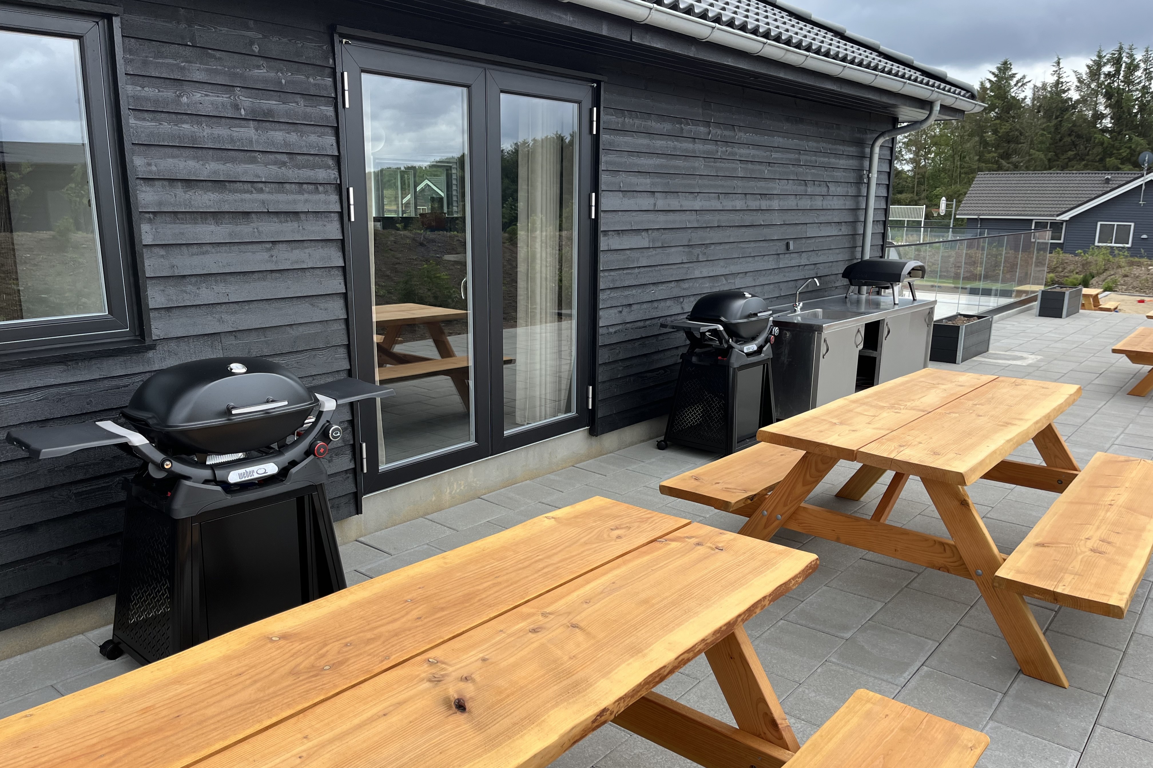 Lyxstuga nr 686 har en härlig terrass med sköna trädgårdsmöbler för 36 personer.