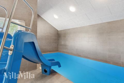 Sommarstuga 667 är inredd med en smakfull poolavdelning som har vattenrutschbana, ett stort inbyggt spapad och bastu