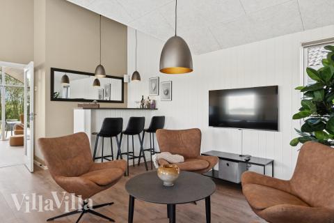 Aktivitetsrum i lyxstuga nr 667 med 7 sovrum och plats för 18 personer.