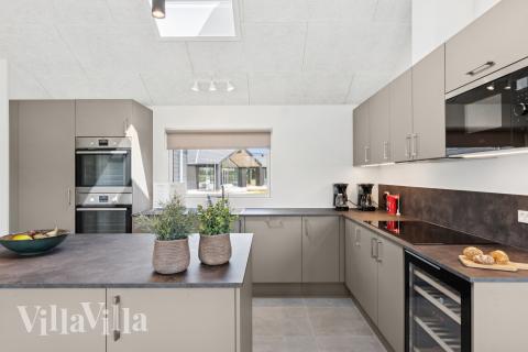 Köket i lyxstuga nr 667 är utrustat så att ni kan laga mat till 18 personer.