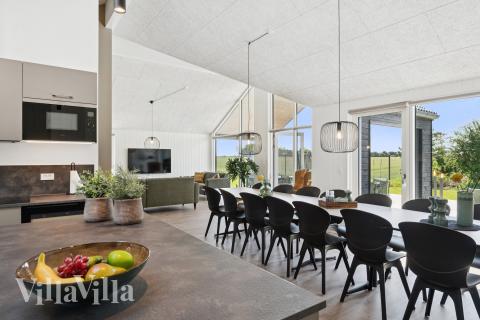 Det stora ljusa vardagsrummet i lyxstuga nr 667 för 18.