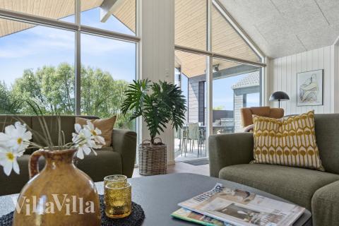 I soffhörnan i lyxstuga 667 i Fyn och öar kan ni spela brädspel eller titta på film tillsammans.