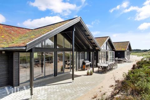 Lyxstuga nr 383 har en härlig terrass med sköna trädgårdsmöbler för 18 personer.