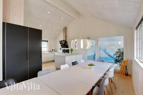 Vardagsrummet i lyxstuga nr. 383 har plats för 18 personer.