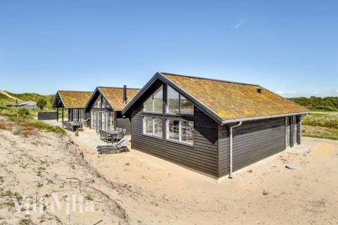 Den praktfulla poolstugan nr 383 med plats för 18 personer ligger i Vestjylland