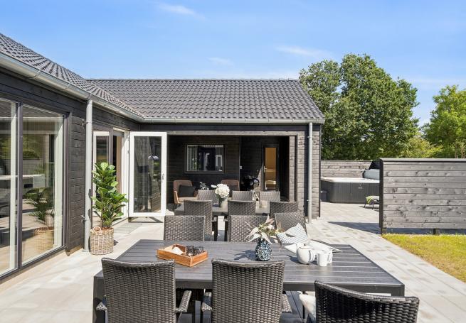Lyxstuga nr 657 har en härlig terrass med sköna trädgårdsmöbler för 20 personer.