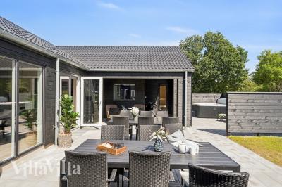 Lyxstuga nr 657 har en härlig terrass med sköna trädgårdsmöbler för 20 personer.