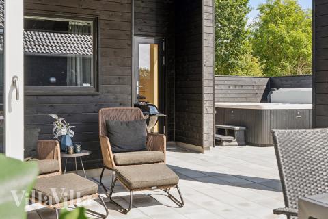 Njut av en grillkväll på terrassen i lyxstuga nr 657 i Sydjylland