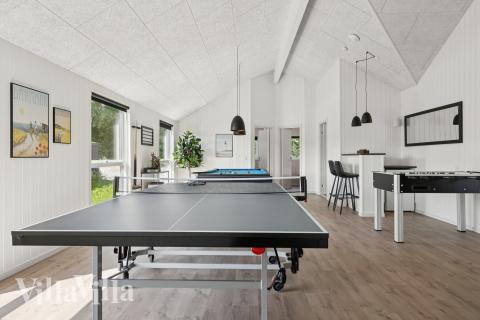 Lyxstuga 657 för 20 personer har ett stort aktivitetsrum med bl.a. biljard och dart