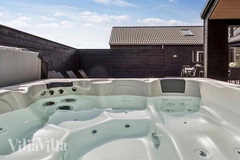 Njut av spabadets värme i lyxstuga nr 657 i Sydjylland