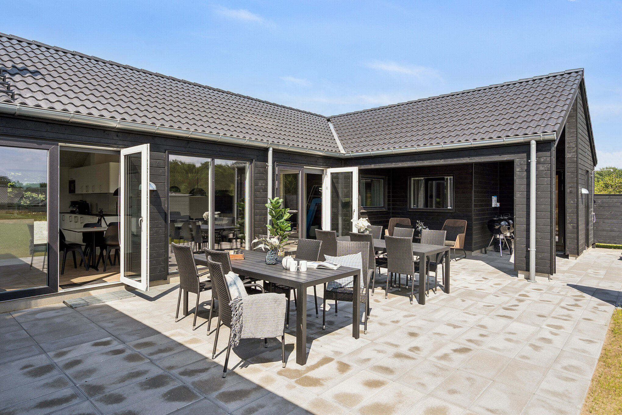 Stor terrass i lyxstuga nr 657 i Sydjylland.
