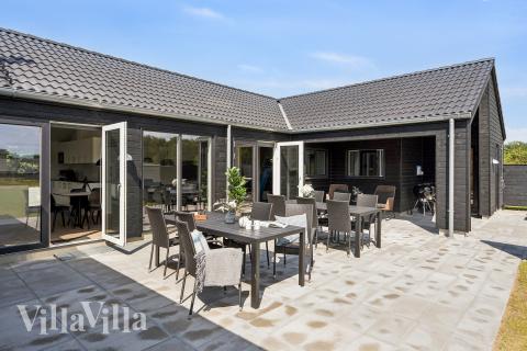 Stor terrass i lyxstuga nr 657 i Sydjylland.