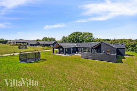 Den praktfulla poolstugan nr 657 med plats för 20 personer ligger i Sydjylland