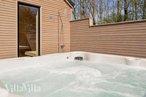 Njut av spabadets värme i lyxstuga nr 612 i Sydjylland