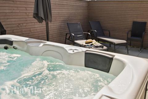 Lyxstuga nr 612 erbjuder bland annat ett härligt spabad