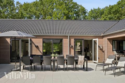 Njut av en grillkväll på terrassen i lyxstuga nr 612 i Sydjylland