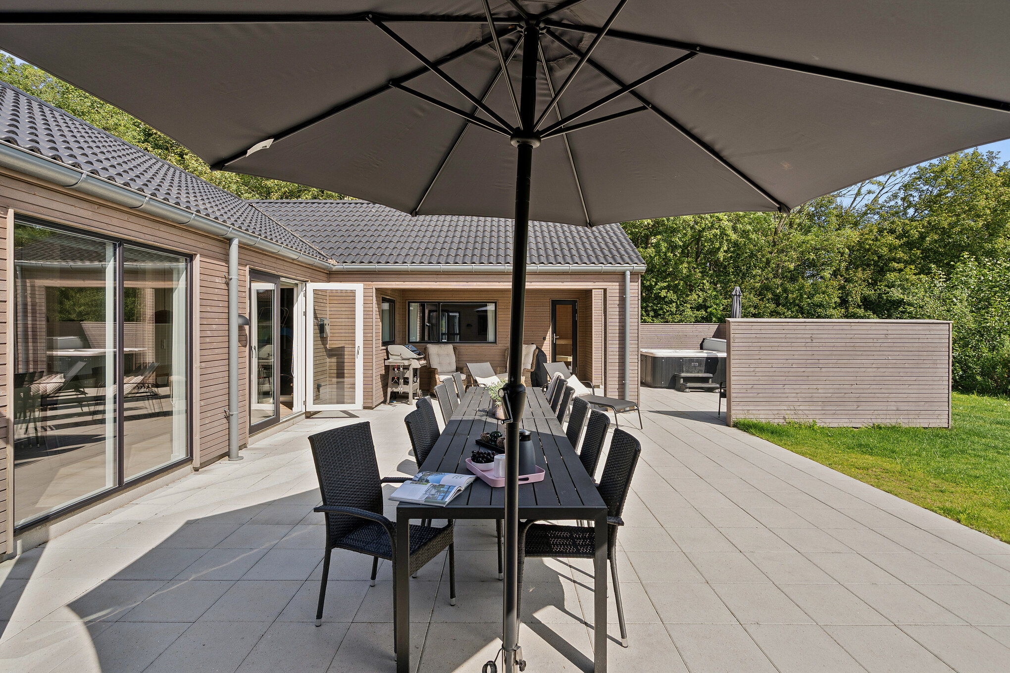 På terrassen i sommarhus nr 612 finns det plats för upp till 24 gäster.