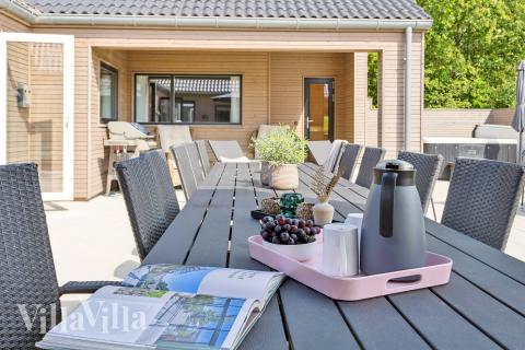 Stor terrass i lyxstuga nr 612 i Sydjylland.