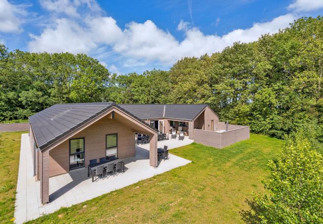 Den praktfulla poolstugan nr 612 med plats för 24 personer ligger i Sydjylland