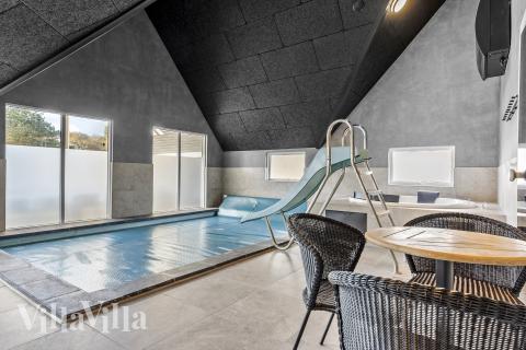 Sommarstuga 182 är inredd med en smakfull poolavdelning som har vattenrutschbana, ett stort inbyggt spapad och bastu