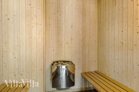 Njut av bastuvärmen i lyxstuga nr 182 för 20 personer