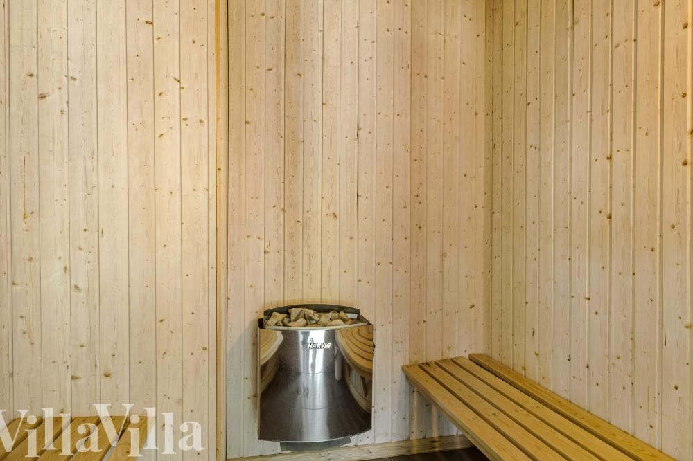 Njut av bastuvärmen i lyxstuga nr 182 för 20 personer