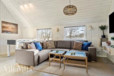 Aktivitetsrum i lyxstuga nr 182 med 8 sovrum och plats för 20 personer.