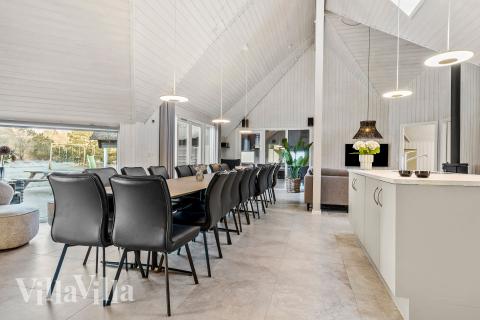 Det stora ljusa vardagsrummet i lyxstuga nr 182 för 20.